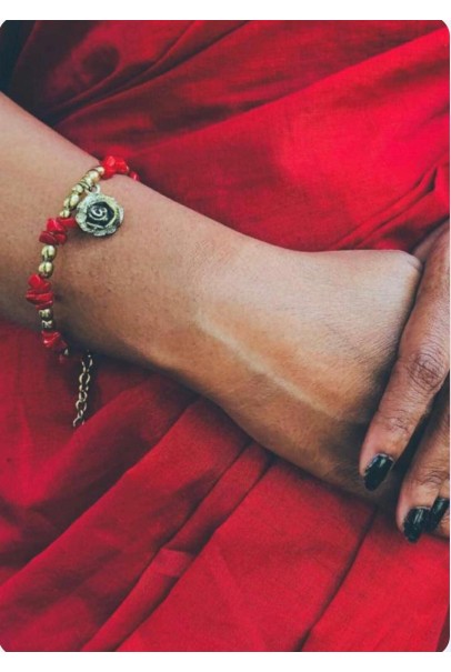 Red chips with brass flower charm bracelet